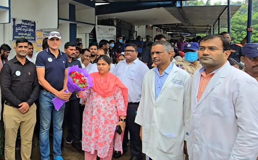 Dr Satya Sharada (3rd from left), IAS, Collector Warangal; along with Dr K. Kishore (2nd from right), Superintendent, MGM; Dr Ashwini Kumar (extreme right), RMO; Mujtaba Askari (2nd from left) of Helping Hand Foundation; and staff of MGM; at the launch of Patient Support Services through the Help Desk model by Helping Hand Foundation, at MGM Hospital, Warangal, today. The Patient Support Services is being expanded to state-run hospitals in in Tier 2 cities of rural districts in TG, in partnership with Basheer and Sarwar Babukhan Human Development Trust (BSB HDT).