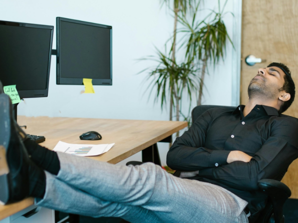 Gen Z Rejects Founder’s Mindset: The Viral 7 PM Log-off Story Every Manager Should Read